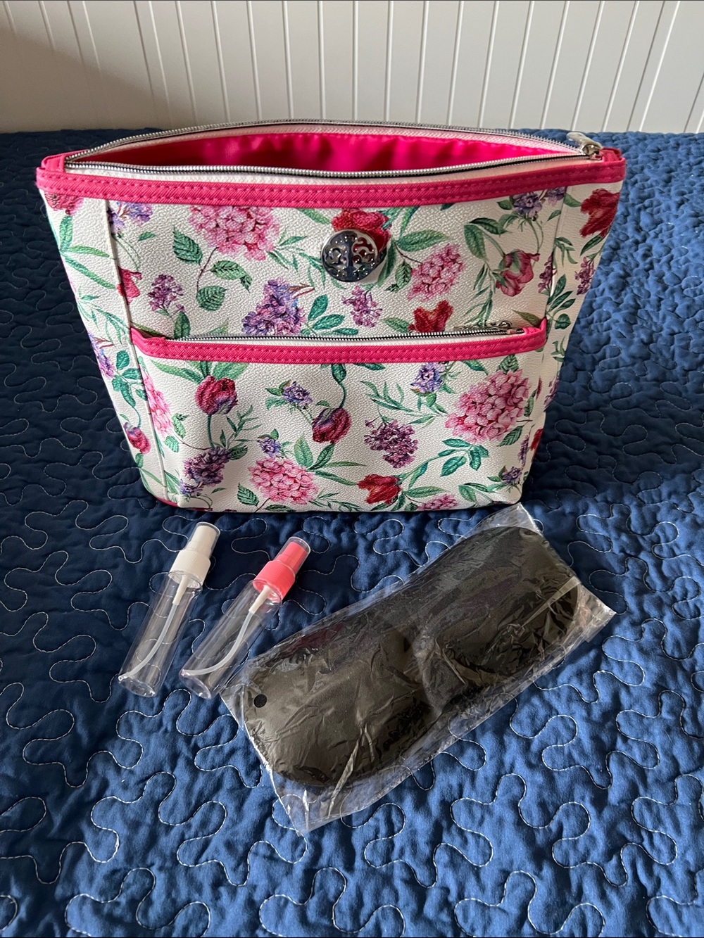 NWOT Travel White and Pink Floral Cosmetic Bag